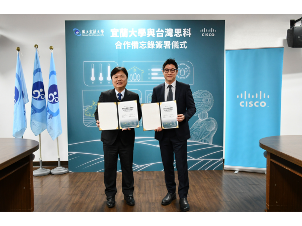 思科台灣與國立宜蘭大學簽署合作備忘錄（MOU），宣布宜蘭大學成為思科網路學院講師培訓中心（Instructor Training Center，ITC），並攜手設立以智慧農業與畜牧業為主軸的「AI 實驗室」。圖左至右分別是宜蘭大學校長陳威戎和思科台灣總經理林岳田。